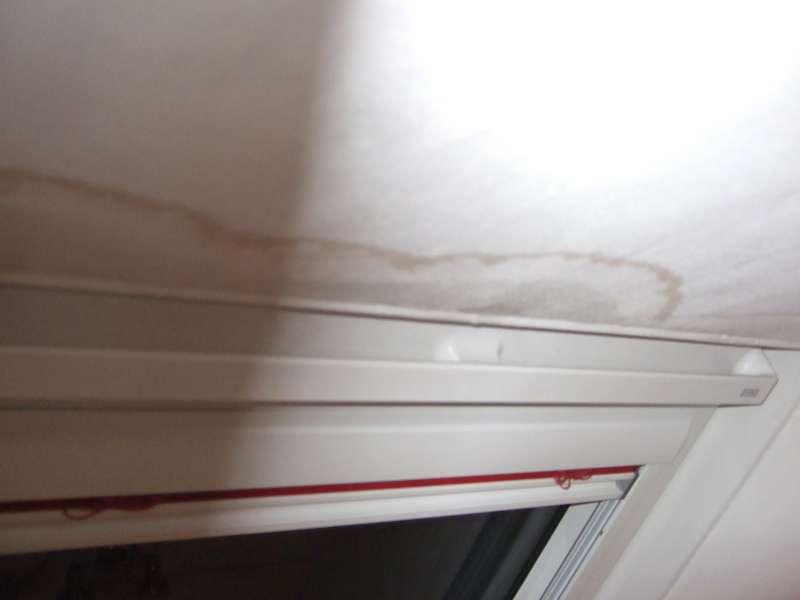 BAU.DE / BAU-Forum: 2. Bild zu Frage "Velux Dachfenster: Wasserflecken an Gipskarton-Einfassung – Ursachen, Lösungen & Kosten?" im BAU-Forum "Dach" BAU.DE / BAU-Forum: 2. Bild zu Frage "Velux Dachfenster: Wasserflecken an Gipskarton-Einfassung – Ursachen, Lösungen & Kosten?" im BAU-Forum "Dach"
