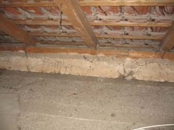 BAU.DE / BAU-Forum: 2. Bild zu Antwort "Dachboden-Fotos: Zustand der Holzbalken sichtbar" auf die Frage "Dachgeschoss dämmen: Kosten, Materialien & Anleitung für optimalen Wärmeschutz?" im BAU-Forum "Dach" BAU.DE / BAU-Forum: 2. Bild zu Antwort "Dachboden-Fotos: Zustand der Holzbalken sichtbar" auf die Frage "Dachgeschoss dämmen: Kosten, Materialien & Anleitung für optimalen Wärmeschutz?" im BAU-Forum "Dach"