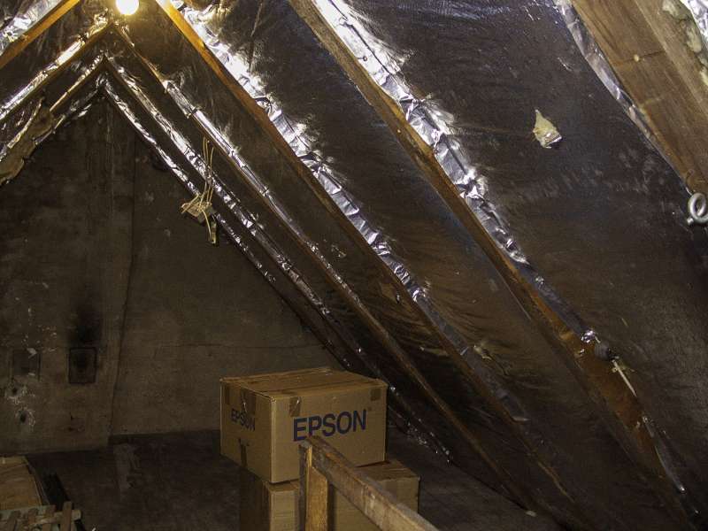 BAU.DE / BAU-Forum: 1. Bild zu Frage "Zellulosedämmung oberste Geschossdecke: Kosten, Dicke & Risiken bei alter Glaswolle?" im BAU-Forum "Dach" BAU.DE / BAU-Forum: 1. Bild zu Frage "Zellulosedämmung oberste Geschossdecke: Kosten, Dicke & Risiken bei alter Glaswolle?" im BAU-Forum "Dach"