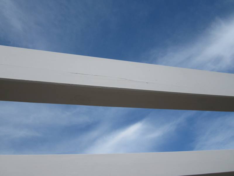 BAU.DE / BAU-Forum: 1. Bild zu Antwort "Holzfassade: Undichte Türdichtung & Abblätternde Farbe entdeckt!" auf die Frage "Holzfassade am Dach: Risse, Farbe blättert – Ursachen & Lösungen für Holzriegelbau?" im BAU-Forum "Dach" BAU.DE / BAU-Forum: 1. Bild zu Antwort "Holzfassade: Undichte Türdichtung & Abblätternde Farbe entdeckt!" auf die Frage "Holzfassade am Dach: Risse, Farbe blättert – Ursachen & Lösungen für Holzriegelbau?" im BAU-Forum "Dach"