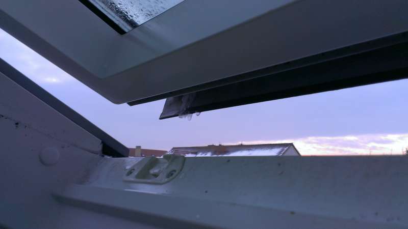 BAU.DE / BAU-Forum: 1. Bild zu Frage "Velux Dachfenster: Wassereintritt bei Kälte – Ursachen, Kondensat & Lösungen?" im BAU-Forum "Dach" BAU.DE / BAU-Forum: 1. Bild zu Frage "Velux Dachfenster: Wassereintritt bei Kälte – Ursachen, Kondensat & Lösungen?" im BAU-Forum "Dach"
