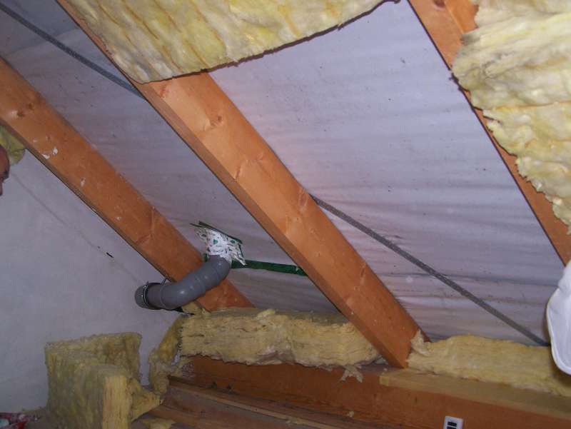Bild zum BAU-Forumsbeitrag: Wasser zwischen HT Sanitärentlüftung und Isolierung im Forum Dach