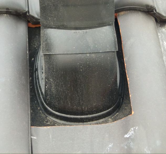 Bild zum BAU-Forumsbeitrag: Ist dieses Abluftrohr fachgerecht und regensicher im Dach eingebaut? im Forum Dach