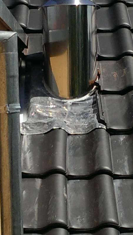 Bild zum BAU-Forumsbeitrag: Ist Bleischürze an Edelstahlschornstein richtig ausgeführt? im Forum Dach