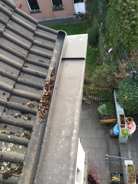 BAU.DE / BAU-Forum: 1. Bild zu Antwort "Hallo, die Traufe ist mit verzinkten Blechen ..." auf die Frage "Dachtraufe bzw. Dachüberhang richtig abdichten" im BAU-Forum "Dach"