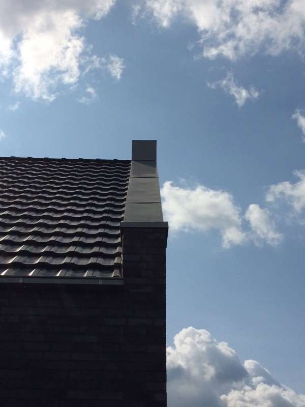 BAU.DE / BAU-Forum: 5. Bild zu Frage "Neubau: Zinkverkleidungen am Dach haben Dellen/Beulen" im BAU-Forum "Dach"