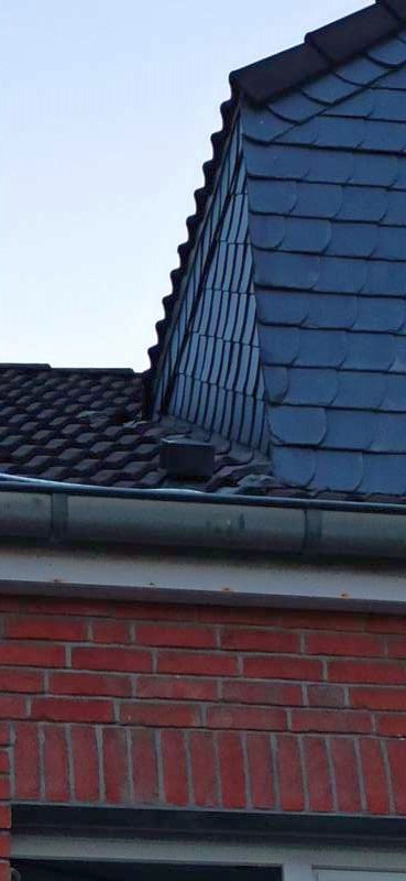 BAU.DE / BAU-Forum: 1. Bild zu Frage "Offener Lüftungsziegel: Regenwassereintritt, Flexschlauch – Was tun bei unklarer Funktion?" im BAU-Forum "Dach" BAU.DE / BAU-Forum: 1. Bild zu Frage "Offener Lüftungsziegel: Regenwassereintritt, Flexschlauch – Was tun bei unklarer Funktion?" im BAU-Forum "Dach"