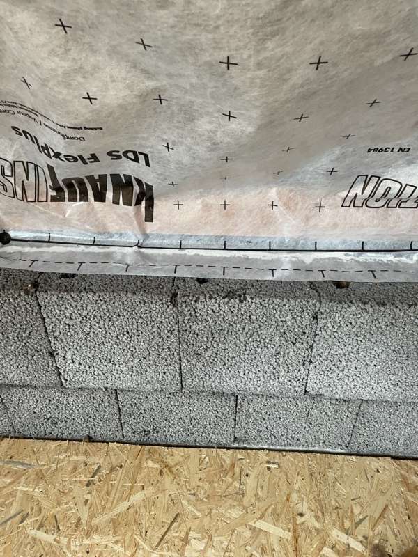 BAU.DE / BAU-Forum: 3. Bild zu Antwort "Dampfbremse: Mittelpfette abdichten – Anleitung & Material" auf die Frage "Dachausbau: Lücke OSB-Platte zur Mittelpfette – Feuchtigkeitsschaden? Dampfbremse nötig?" im BAU-Forum "Dach" BAU.DE / BAU-Forum: 3. Bild zu Antwort "Dampfbremse: Mittelpfette abdichten – Anleitung & Material" auf die Frage "Dachausbau: Lücke OSB-Platte zur Mittelpfette – Feuchtigkeitsschaden? Dampfbremse nötig?" im BAU-Forum "Dach"