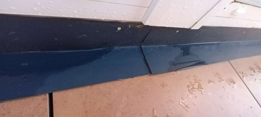 BAU.DE / BAU-Forum: 2. Bild zu Frage "Ist eine Blechaufkantung auf dem Balkonplattenbelag fachmännisch richtig?" im BAU-Forum "Dach" BAU.DE / BAU-Forum: 2. Bild zu Frage "Ist eine Blechaufkantung auf dem Balkonplattenbelag fachmännisch richtig?" im BAU-Forum "Dach"