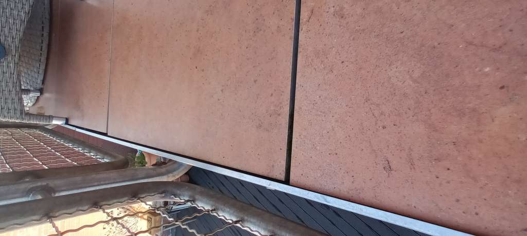 BAU.DE / BAU-Forum: 4. Bild zu Frage "Ist eine Blechaufkantung auf dem Balkonplattenbelag fachmännisch richtig?" im BAU-Forum "Dach" BAU.DE / BAU-Forum: 4. Bild zu Frage "Ist eine Blechaufkantung auf dem Balkonplattenbelag fachmännisch richtig?" im BAU-Forum "Dach"