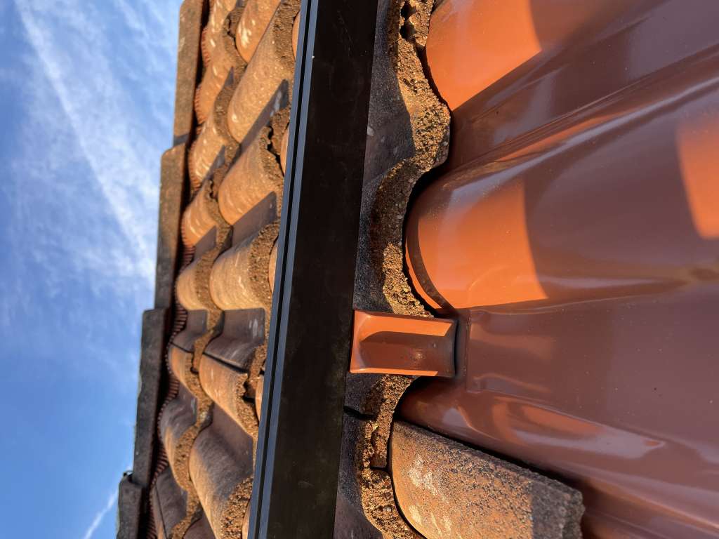 BAU.DE / BAU-Forum: 2. Bild zu Antwort "Frage siehe Bilder" auf die Frage "Dachfirst Braas Taunus Pfanne" im BAU-Forum "Dach" BAU.DE / BAU-Forum: 2. Bild zu Antwort "Frage siehe Bilder" auf die Frage "Dachfirst Braas Taunus Pfanne" im BAU-Forum "Dach"