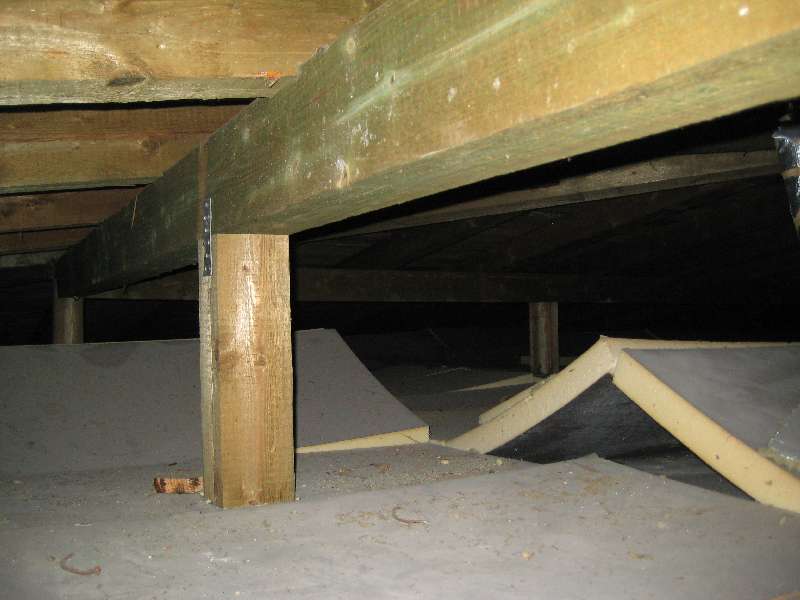 BAU.DE / BAU-Forum: 1. Bild zu Frage "Geschossdeckendämmung ausbessern: Ursachen, Dämmwolle vs. Platten & Dampfsperre?" im BAU-Forum "Energiesparendes Bauen / Niedrigenergiehaus" BAU.DE / BAU-Forum: 1. Bild zu Frage "Geschossdeckendämmung ausbessern: Ursachen, Dämmwolle vs. Platten & Dampfsperre?" im BAU-Forum "Energiesparendes Bauen / Niedrigenergiehaus"