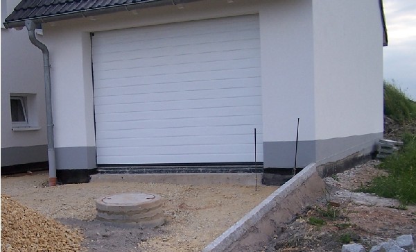 BAU.DE / BAU-Forum: 1. Bild zu Frage "Garagentor Abdichtung: Estrich zu Pflaster – Methoden, Materialien & Kosten?" im BAU-Forum "Estrich und Bodenbeläge" BAU.DE / BAU-Forum: 1. Bild zu Frage "Garagentor Abdichtung: Estrich zu Pflaster – Methoden, Materialien & Kosten?" im BAU-Forum "Estrich und Bodenbeläge"