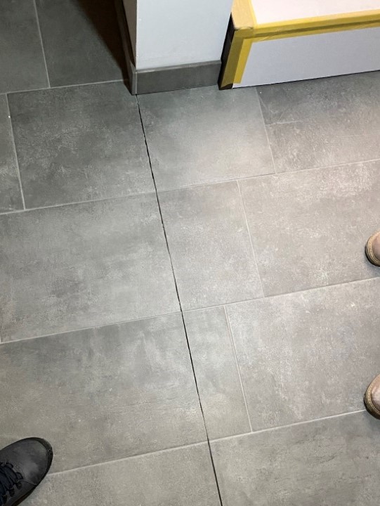 BAU.DE / BAU-Forum: 2. Bild zu Frage "Verlegung Fliesen / Dehnungsfuge" im BAU-Forum "Estrich und Bodenbeläge" BAU.DE / BAU-Forum: 2. Bild zu Frage "Verlegung Fliesen / Dehnungsfuge" im BAU-Forum "Estrich und Bodenbeläge"