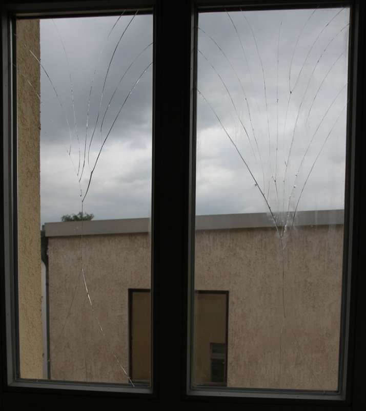 BAU.DE / BAU-Forum: 1. Bild zu Frage "Spannungsriss in Fensterscheibe nach Reinigung: Ursachen, Risiken & Lösungen?" im BAU-Forum "Fenster und Außentüren" BAU.DE / BAU-Forum: 1. Bild zu Frage "Spannungsriss in Fensterscheibe nach Reinigung: Ursachen, Risiken & Lösungen?" im BAU-Forum "Fenster und Außentüren"