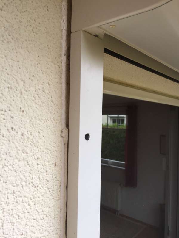 BAU.DE / BAU-Forum: 2. Bild zu Frage "Rollladen Seitenführung löst sich: Ursachen, Reparatur & Befestigungsmethoden?" im BAU-Forum "Fenster und Außentüren" BAU.DE / BAU-Forum: 2. Bild zu Frage "Rollladen Seitenführung löst sich: Ursachen, Reparatur & Befestigungsmethoden?" im BAU-Forum "Fenster und Außentüren"