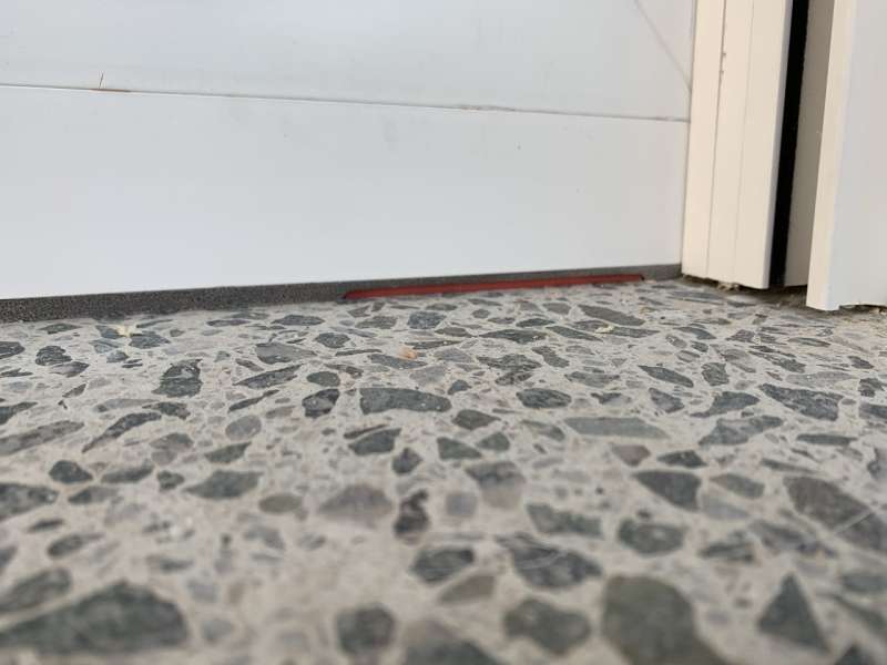 BAU.DE / BAU-Forum: 2. Bild zu Frage "Fenstereinbau Mängel: Dichtband, Rolloabschluss prüfen? Kosten für Gutachter?" im BAU-Forum "Fenster und Außentüren" BAU.DE / BAU-Forum: 2. Bild zu Frage "Fenstereinbau Mängel: Dichtband, Rolloabschluss prüfen? Kosten für Gutachter?" im BAU-Forum "Fenster und Außentüren"