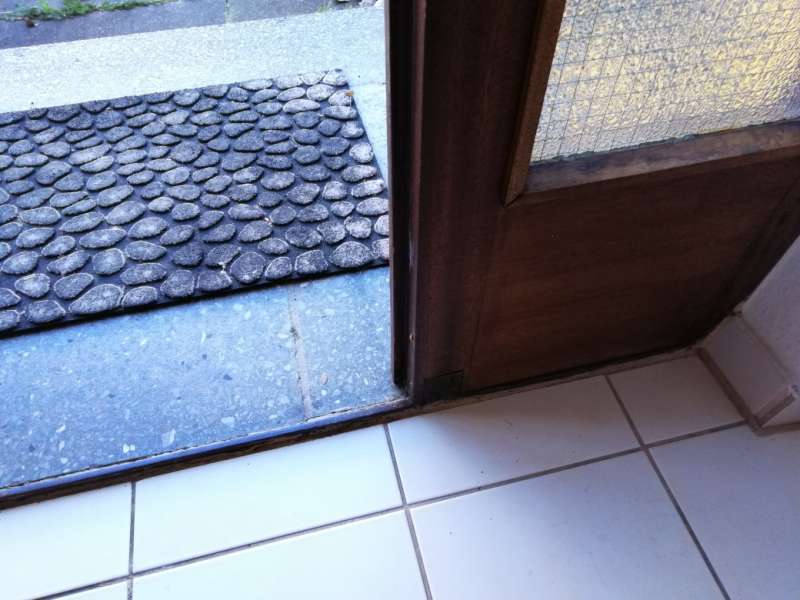 BAU.DE / BAU-Forum: 2. Bild zu Antwort "Haustür Schwelle: Alu-Profil für 8mm Höhenunterschied geeignet?" auf die Frage "Haustür Schwelle sanieren im 60er-Jahre Haus: Lösungen, Kosten & Anforderungen?" im BAU-Forum "Fenster und Außentüren" BAU.DE / BAU-Forum: 2. Bild zu Antwort "Haustür Schwelle: Alu-Profil für 8mm Höhenunterschied geeignet?" auf die Frage "Haustür Schwelle sanieren im 60er-Jahre Haus: Lösungen, Kosten & Anforderungen?" im BAU-Forum "Fenster und Außentüren"