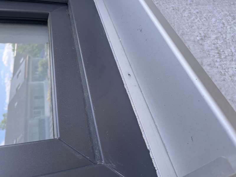 BAU.DE / BAU-Forum: 1. Bild zu Frage "Fensterbänke Sanierung: Montagefehler? Schwitzwasserablauf, Befestigung & Richtlinien" im BAU-Forum "Fenster und Außentüren" BAU.DE / BAU-Forum: 1. Bild zu Frage "Fensterbänke Sanierung: Montagefehler? Schwitzwasserablauf, Befestigung & Richtlinien" im BAU-Forum "Fenster und Außentüren"