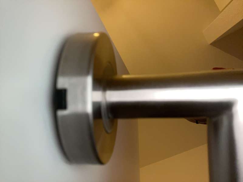 BAU.DE / BAU-Forum: 2. Bild zu Frage "Türgriff demontieren: Rosette entfernen trotz gelöster Madenschraube – Anleitung & Tipps" im BAU-Forum "Fenster und Außentüren" BAU.DE / BAU-Forum: 2. Bild zu Frage "Türgriff demontieren: Rosette entfernen trotz gelöster Madenschraube – Anleitung & Tipps" im BAU-Forum "Fenster und Außentüren"