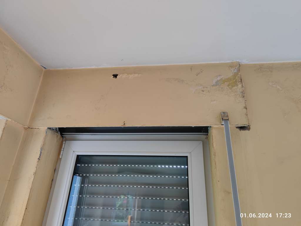 BAU.DE / BAU-Forum: 1. Bild zu Frage "Feuchteschäden Rolladenkasten Innenwand: Ursachen, Sanierung & Kosten für Haus Bj. 2000?" im BAU-Forum "Fenster und Außentüren" BAU.DE / BAU-Forum: 1. Bild zu Frage "Feuchteschäden Rolladenkasten Innenwand: Ursachen, Sanierung & Kosten für Haus Bj. 2000?" im BAU-Forum "Fenster und Außentüren"