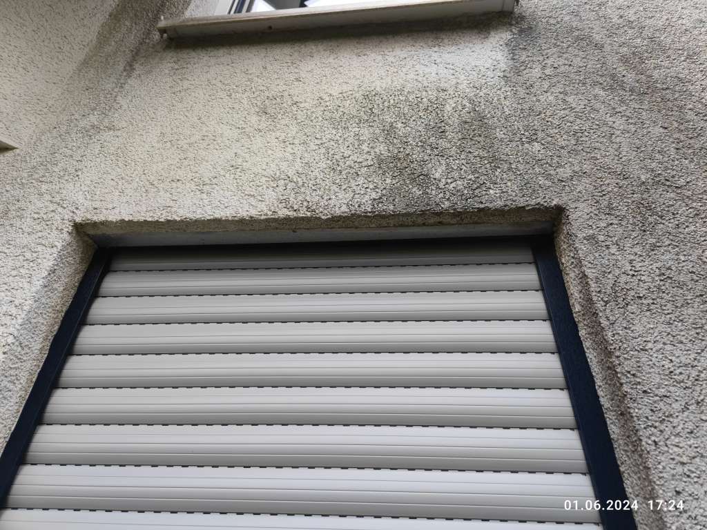 BAU.DE / BAU-Forum: 2. Bild zu Frage "Feuchteschäden Rolladenkasten Innenwand: Ursachen, Sanierung & Kosten für Haus Bj. 2000?" im BAU-Forum "Fenster und Außentüren" BAU.DE / BAU-Forum: 2. Bild zu Frage "Feuchteschäden Rolladenkasten Innenwand: Ursachen, Sanierung & Kosten für Haus Bj. 2000?" im BAU-Forum "Fenster und Außentüren"