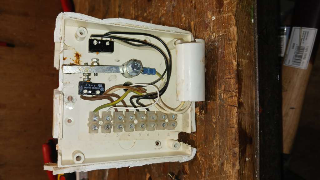 BAU.DE / BAU-Forum: 2. Bild zu Frage "Klappladenmotor finden: Ersatzteile, Alternativen & Reparatur für alte Motoren?" im BAU-Forum "Fenster und Außentüren" BAU.DE / BAU-Forum: 2. Bild zu Frage "Klappladenmotor finden: Ersatzteile, Alternativen & Reparatur für alte Motoren?" im BAU-Forum "Fenster und Außentüren"