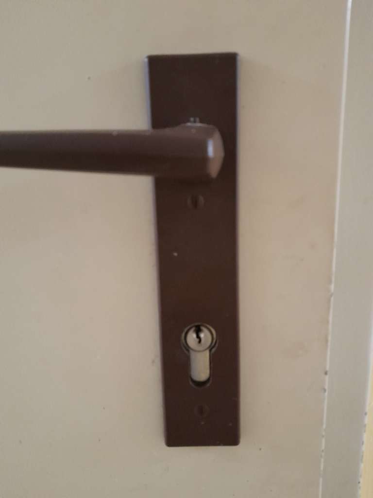 BAU.DE / BAU-Forum: 1. Bild zu Frage "Kellertür-Schloss selbst wechseln, wenn Schlüssel verloren?" im BAU-Forum "Fenster und Außentüren" BAU.DE / BAU-Forum: 1. Bild zu Frage "Kellertür-Schloss selbst wechseln, wenn Schlüssel verloren?" im BAU-Forum "Fenster und Außentüren"