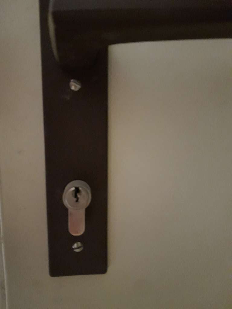 BAU.DE / BAU-Forum: 2. Bild zu Frage "Kellertür-Schloss selbst wechseln, wenn Schlüssel verloren?" im BAU-Forum "Fenster und Außentüren" BAU.DE / BAU-Forum: 2. Bild zu Frage "Kellertür-Schloss selbst wechseln, wenn Schlüssel verloren?" im BAU-Forum "Fenster und Außentüren"