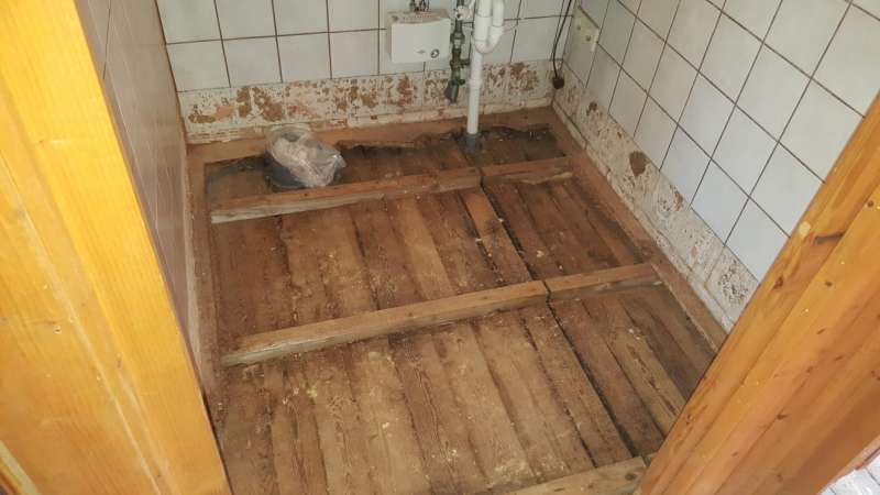 Bild zum BAU-Forumsbeitrag: Stützpfeiler von Fertigholzhaus auf Spannplatte montiert  -  nun Wasserschaden im Forum Fertighaus