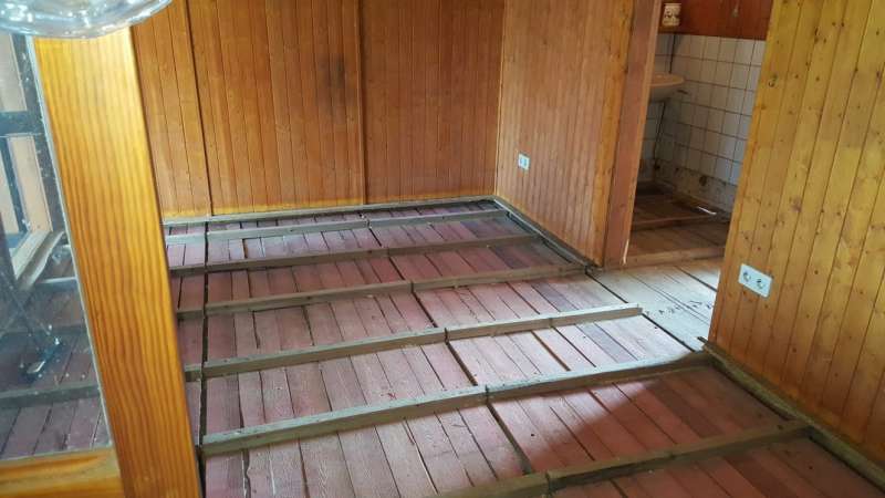 BAU.DE / BAU-Forum: 2. Bild zu Frage "Stützpfeiler von Fertigholzhaus auf Spannplatte montiert  -  nun Wasserschaden" im BAU-Forum "Fertighaus" BAU.DE / BAU-Forum: 2. Bild zu Frage "Stützpfeiler von Fertigholzhaus auf Spannplatte montiert  -  nun Wasserschaden" im BAU-Forum "Fertighaus"