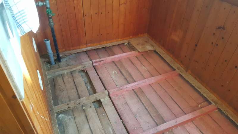 BAU.DE / BAU-Forum: 4. Bild zu Frage "Stützpfeiler von Fertigholzhaus auf Spannplatte montiert  -  nun Wasserschaden" im BAU-Forum "Fertighaus" BAU.DE / BAU-Forum: 4. Bild zu Frage "Stützpfeiler von Fertigholzhaus auf Spannplatte montiert  -  nun Wasserschaden" im BAU-Forum "Fertighaus"