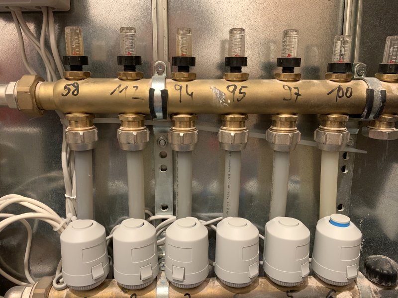 BAU.DE / BAU-Forum: 1. Bild zu Frage "Badezimmer heizt nicht, Durchflusszähler klemmt" im BAU-Forum "Fußbodenheizungen / Wandheizungen" BAU.DE / BAU-Forum: 1. Bild zu Frage "Badezimmer heizt nicht, Durchflusszähler klemmt" im BAU-Forum "Fußbodenheizungen / Wandheizungen"