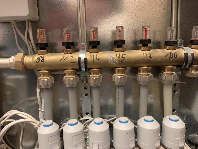 BAU.DE / BAU-Forum: 2. Bild zu Frage "Badezimmer heizt nicht, Durchflusszähler klemmt" im BAU-Forum "Fußbodenheizungen / Wandheizungen" BAU.DE / BAU-Forum: 2. Bild zu Frage "Badezimmer heizt nicht, Durchflusszähler klemmt" im BAU-Forum "Fußbodenheizungen / Wandheizungen"