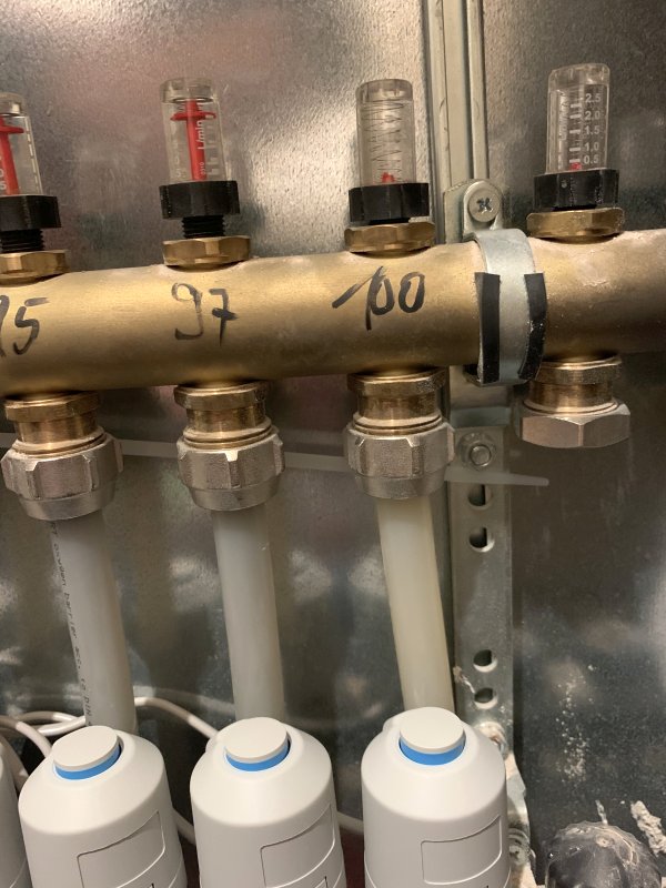 BAU.DE / BAU-Forum: 3. Bild zu Frage "Badezimmer heizt nicht, Durchflusszähler klemmt" im BAU-Forum "Fußbodenheizungen / Wandheizungen" BAU.DE / BAU-Forum: 3. Bild zu Frage "Badezimmer heizt nicht, Durchflusszähler klemmt" im BAU-Forum "Fußbodenheizungen / Wandheizungen"