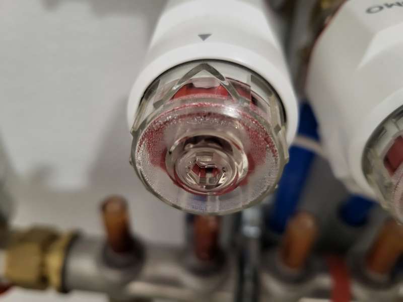 BAU.DE / BAU-Forum: 3. Bild zu Frage "Stellantriebe der Fußbodenheizung schwitzen" im Forum "Fußbodenheizungen / Wandheizungen" BAU.DE / BAU-Forum: 3. Bild zu Frage "Stellantriebe der Fußbodenheizung schwitzen" im Forum "Fußbodenheizungen / Wandheizungen"