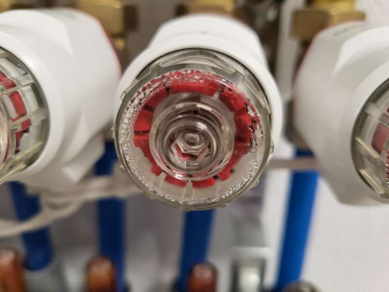 BAU.DE / BAU-Forum: 4. Bild zu Frage "Stellantriebe der Fußbodenheizung schwitzen" im Forum "Fußbodenheizungen / Wandheizungen" BAU.DE / BAU-Forum: 4. Bild zu Frage "Stellantriebe der Fußbodenheizung schwitzen" im Forum "Fußbodenheizungen / Wandheizungen"