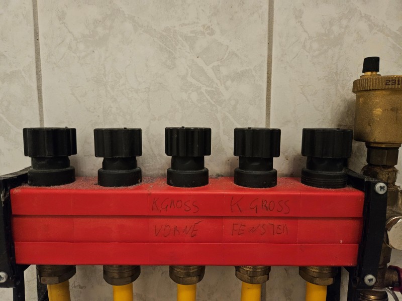 BAU.DE / BAU-Forum: 4. Bild zu Frage "Anzeige Heizkreisventile reagieren nicht" im BAU-Forum "Fußbodenheizungen / Wandheizungen" BAU.DE / BAU-Forum: 4. Bild zu Frage "Anzeige Heizkreisventile reagieren nicht" im BAU-Forum "Fußbodenheizungen / Wandheizungen"