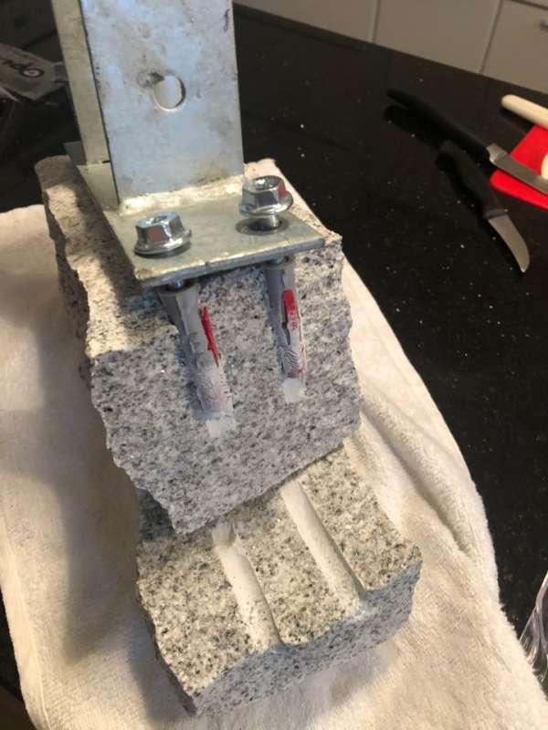 BAU.DE / BAU-Forum: 1. Bild zu Frage "Zaun auf Granitpalisaden montieren: Befestigung, Abstände & geeignete Träger?" im BAU-Forum "Rund um den Garten" BAU.DE / BAU-Forum: 1. Bild zu Frage "Zaun auf Granitpalisaden montieren: Befestigung, Abstände & geeignete Träger?" im BAU-Forum "Rund um den Garten"