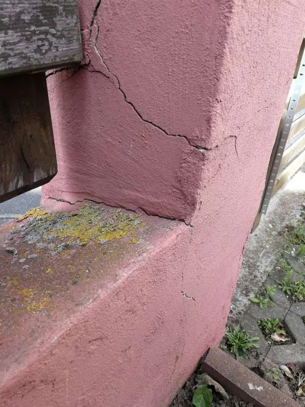 BAU.DE / BAU-Forum: 2. Bild zu Frage "Betonmauer Pfosten Risse: Ursachen, Reparatur & Kosten für Sanierung?" im BAU-Forum "Rund um den Garten" BAU.DE / BAU-Forum: 2. Bild zu Frage "Betonmauer Pfosten Risse: Ursachen, Reparatur & Kosten für Sanierung?" im BAU-Forum "Rund um den Garten"