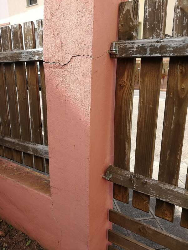 BAU.DE / BAU-Forum: 3. Bild zu Frage "Betonmauer Pfosten Risse: Ursachen, Reparatur & Kosten für Sanierung?" im BAU-Forum "Rund um den Garten" BAU.DE / BAU-Forum: 3. Bild zu Frage "Betonmauer Pfosten Risse: Ursachen, Reparatur & Kosten für Sanierung?" im BAU-Forum "Rund um den Garten"