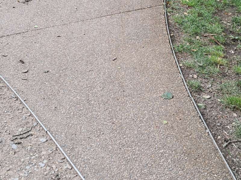 BAU.DE / BAU-Forum: 1. Bild zu Frage "Gegossener Bodenbelag im Park: Material, Eigenschaften & Eignung für Stellplatz/Gehweg?" im BAU-Forum "Rund um den Garten" BAU.DE / BAU-Forum: 1. Bild zu Frage "Gegossener Bodenbelag im Park: Material, Eigenschaften & Eignung für Stellplatz/Gehweg?" im BAU-Forum "Rund um den Garten"