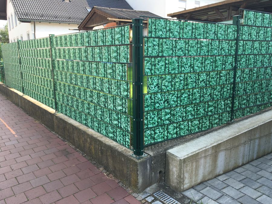 BAU.DE / BAU-Forum: 1. Bild zu Antwort "Doppelstabmattenzaun: Windlast-Erfahrungen innerorts" auf die Frage "Doppelstabmattenzaun mit Sichtschutz: Windlast berechnen & Alternativen prüfen" im BAU-Forum "Rund um den Garten" BAU.DE / BAU-Forum: 1. Bild zu Antwort "Doppelstabmattenzaun: Windlast-Erfahrungen innerorts" auf die Frage "Doppelstabmattenzaun mit Sichtschutz: Windlast berechnen & Alternativen prüfen" im BAU-Forum "Rund um den Garten"