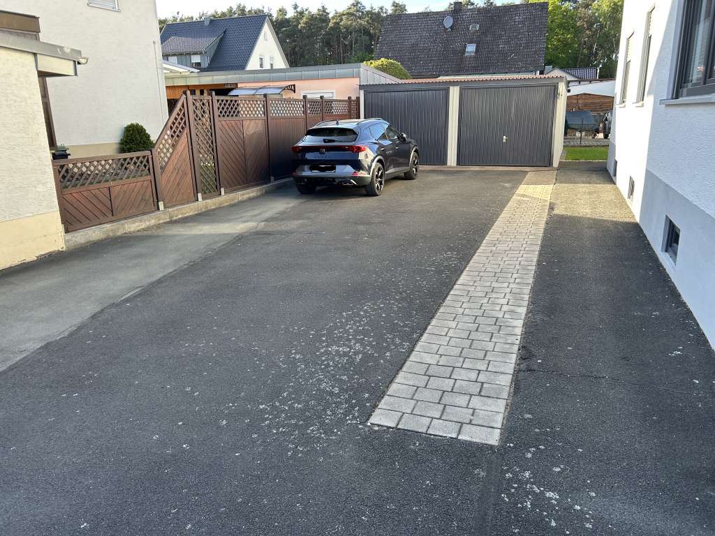 BAU.DE / BAU-Forum: 3. Bild zu Frage "Hofeinfahrt pflastern: Welche Pflastersteine wählen?" im BAU-Forum "Rund um den Garten" BAU.DE / BAU-Forum: 3. Bild zu Frage "Hofeinfahrt pflastern: Welche Pflastersteine wählen?" im BAU-Forum "Rund um den Garten"