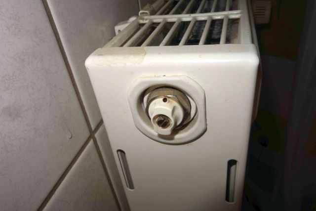 BAU.DE / BAU-Forum: 5. Bild zu Frage "Heizungsabdeckung entfernen, finde das System nirgendwo" im BAU-Forum "Heizung / Warmwasser" BAU.DE / BAU-Forum: 5. Bild zu Frage "Heizungsabdeckung entfernen, finde das System nirgendwo" im BAU-Forum "Heizung / Warmwasser"