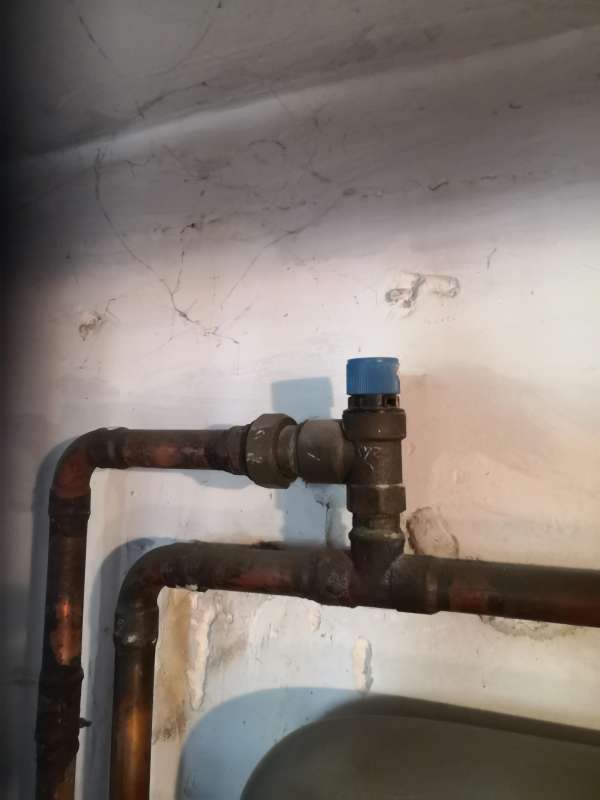 BAU.DE / BAU-Forum: 1. Bild zu Frage "Ventil tropft immer stärker" im BAU-Forum "Heizung / Warmwasser" BAU.DE / BAU-Forum: 1. Bild zu Frage "Ventil tropft immer stärker" im BAU-Forum "Heizung / Warmwasser"