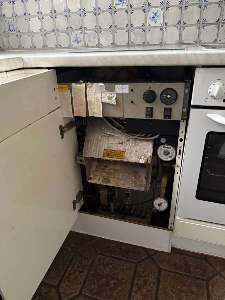 BAU.DE / BAU-Forum: 1. Bild zu Frage "Alte Gasheizung - Zustand?" im BAU-Forum "Heizung / Warmwasser" BAU.DE / BAU-Forum: 1. Bild zu Frage "Alte Gasheizung - Zustand?" im BAU-Forum "Heizung / Warmwasser"