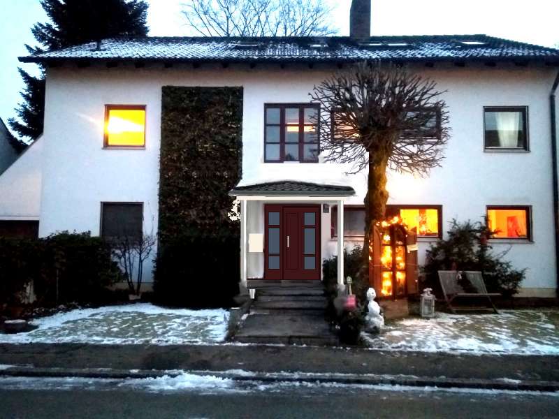 BAU.DE / BAU-Forum: 1. Bild zu Frage "Hauseingang versetzen/Erker: Baulinie, Dämmung & Kosten für Vorbau?" im BAU-Forum "Holzbau" BAU.DE / BAU-Forum: 1. Bild zu Frage "Hauseingang versetzen/Erker: Baulinie, Dämmung & Kosten für Vorbau?" im BAU-Forum "Holzbau"