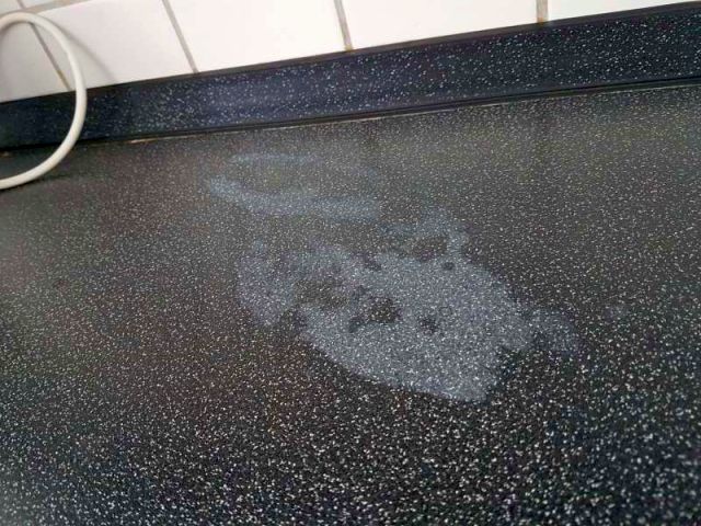 BAU.DE / BAU-Forum: 1. Bild zu Frage "Säureschaden auf Arbeitsplatte in der Küche" im BAU-Forum "Holzschutz, Holzschäden, Holzsanierung" BAU.DE / BAU-Forum: 1. Bild zu Frage "Säureschaden auf Arbeitsplatte in der Küche" im BAU-Forum "Holzschutz, Holzschäden, Holzsanierung"