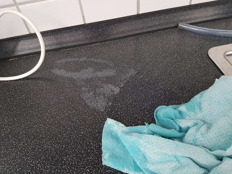 BAU.DE / BAU-Forum: 4. Bild zu Frage "Säureschaden auf Arbeitsplatte in der Küche" im BAU-Forum "Holzschutz, Holzschäden, Holzsanierung" BAU.DE / BAU-Forum: 4. Bild zu Frage "Säureschaden auf Arbeitsplatte in der Küche" im BAU-Forum "Holzschutz, Holzschäden, Holzsanierung"